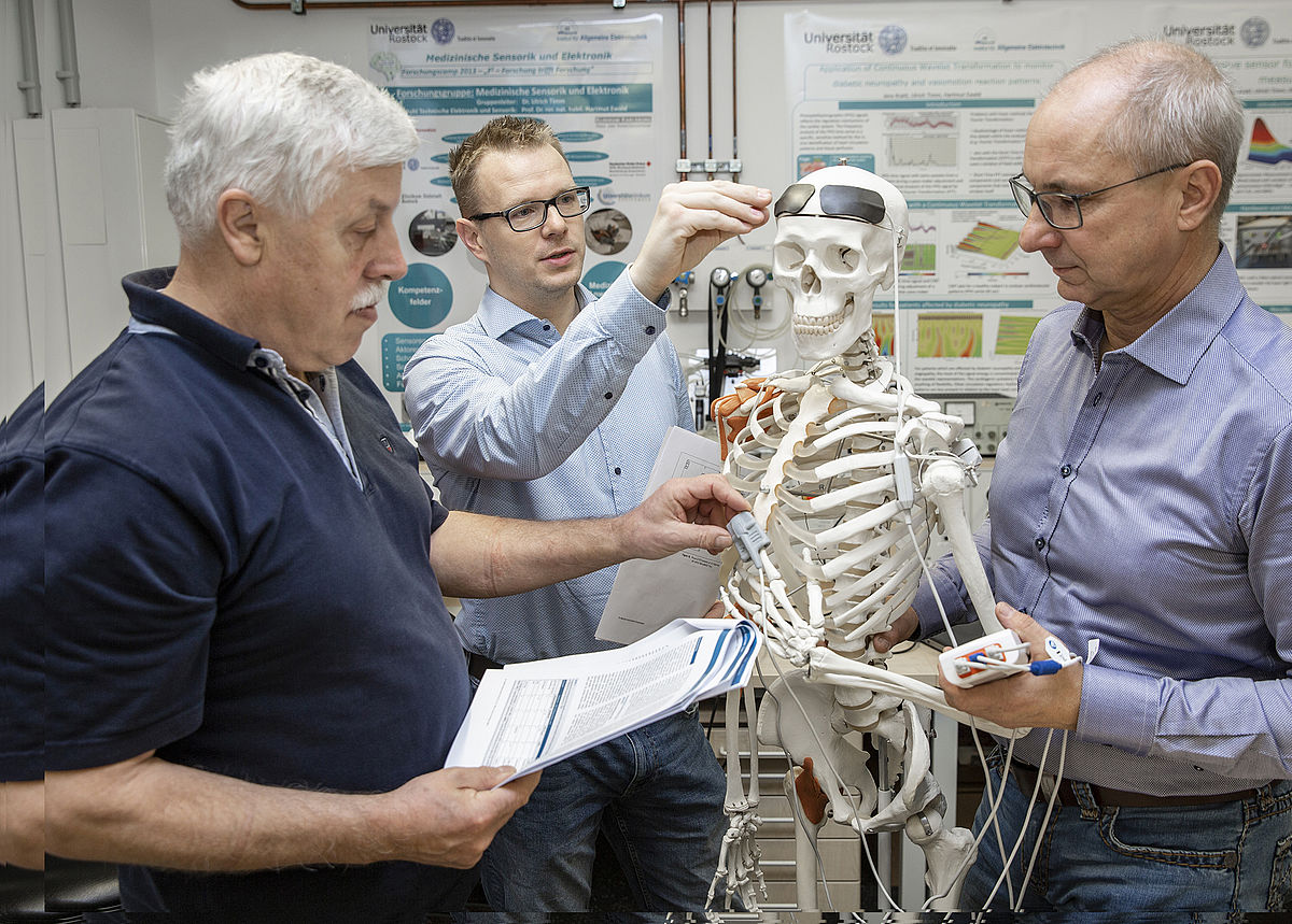 Hartmut Ewald (li) und Dr. Ulrich Timm (mi)