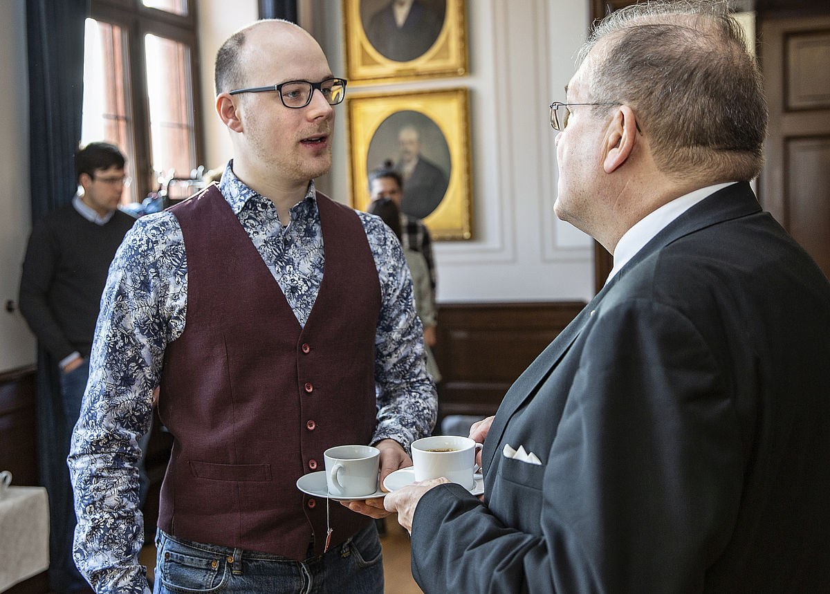 Professor Wolfgang Schareck, Rektor der Universität Rostock, im Gespräch mit Hans Herrmann, Stipendiat des Programmes „Unsere besten Master promovieren in Rostock“. (Copyright: Universität Rostock/Medienservice).