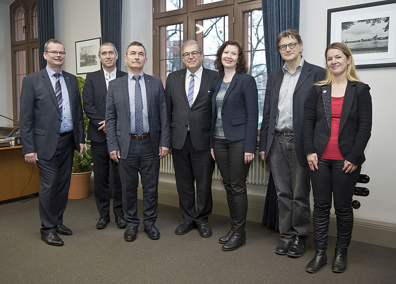 Abschlussfoto der Besprechungsteilnehmer – v.l.: Professor Mathias Nowottnick, Mario Kokowsky, Professor Viktor A. Tupik, Professor Wolfgang Schareck, Maria A. Kiseleva, Michael Paulus, Patricia Huber. (Foto: Universität Rostock / IT- und Medienzentrum).