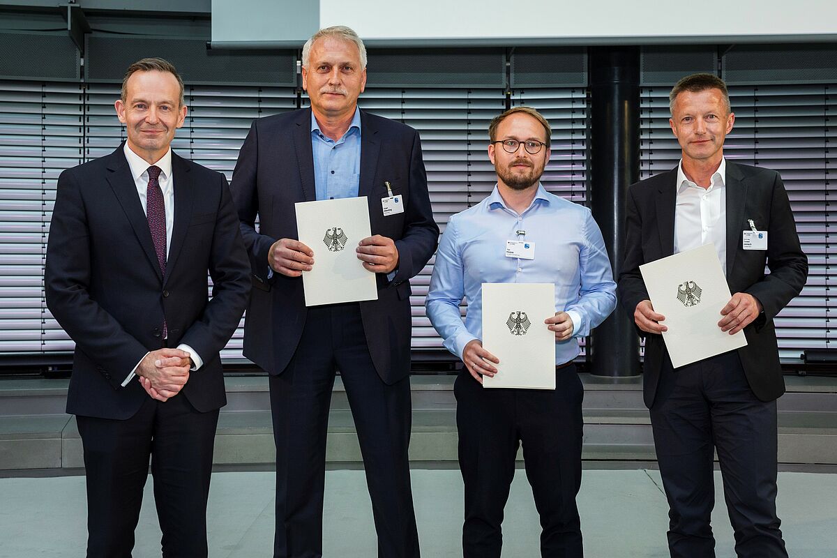 Projektkonsortium SensorSOW, Von links nach rechts: Dr. Volker Wissing, Dipl.-Ing. Jürgen Alberding (Alberding GmbH), Tim Holzki (TU Berlin) und Professor Torsten Jeinsch vom Lehrstuhl Regelungstechnik der Universität Rostock (Foto: BMDV).