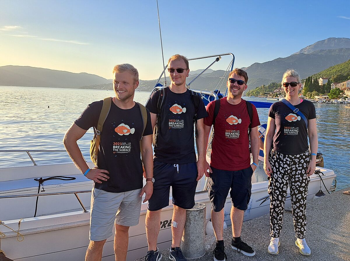 Das Rostocker Team setzte sich zusammen aus (von links nach rechts): den Doktoranden Johannes Marx, Sven Lack und Ian Karez vom Lehrstuhl für Regelungstechnik der Universität sowie Dr. Sarah Jane Pell, einer zeitgenössischen Künstlerin, Berufstaucherin, Forscherin und Entdeckerin neuer Welten aus Melbourne, Australien (Foto: Torsten Jeinsch/Universität Rostock).