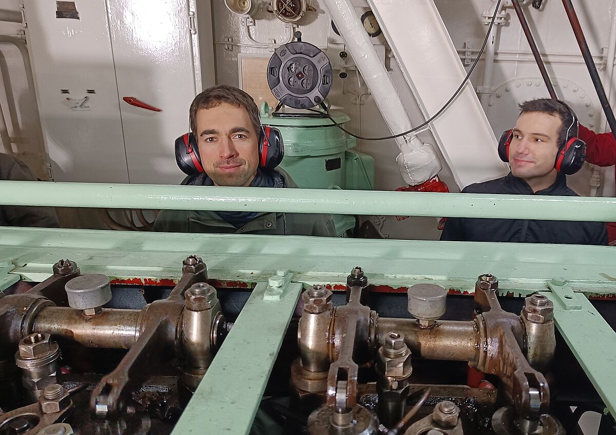 Paul Fuchs (re) und Dr. Jan Fuhrmann beim Start eines Hilfsdiesels, der über einen Generator die benötigte Versorgungsenergie des Schiffes bereitstellen kann. © Foto: Tobias Heise