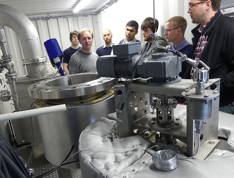 Wissenschaftler des Forschungsverbundes Netz-Stabil besichtigen das Abfall- und Bioenergietechnikum der Agrarwissenschaftlichen Fakultät der Universität Rostock. Unter anderem wird hier untersucht, wie Bioabfälle im Rahmen der Sektorkopplung zur Netzstabilität beitragen können (Copyright: Universität Rostock / Martin Rach).