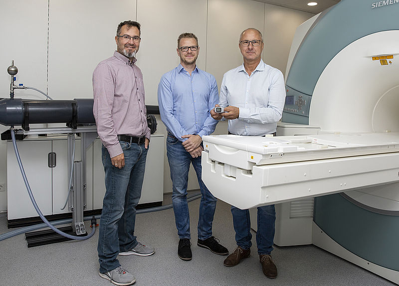 Innovation durch Kooperation. Professor Dr. Sven Grundmann (li) und Dr. Ulrich Timm (mi) zusammen mit dem Geschäftsführer der bluepoint MEDICAL Bernd Lindner (re) (Copyright: Universität Rostock / ITMZ).