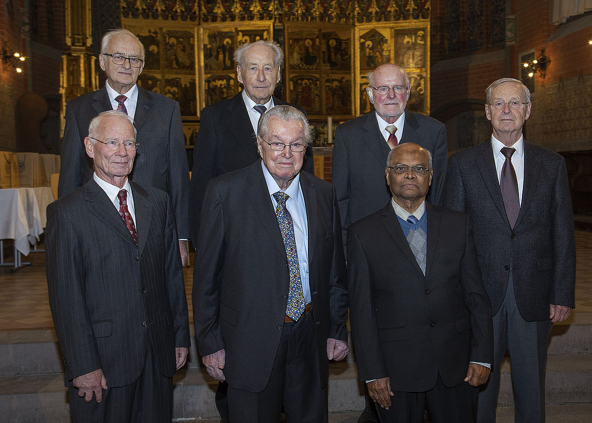 Goldene Promovenden (hintere Reihe von links:) Prof. Heinrich Krambeer, Prof. Johann Gätke, Prof. Bernhard Gleß, Dr. Franz Heider, (vordere Reihe:) Prof. Hartmut Mrugowsky, Dr. Konrad Friedrichs, Dr. A.V. Krishna Rao (Foto: Universität Rostock / ITMZ).