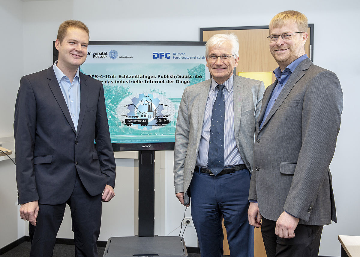 Die Rostocker Wissenschaftler um Dr. Peter Danielis, Prof. Dirk Timmermann und Prof. Gero Mühl (v.l.n.r.) forschen an der intelligenten Fabrik der Zukunft. (Foto: Universität Rostock/Thomas Rahr).