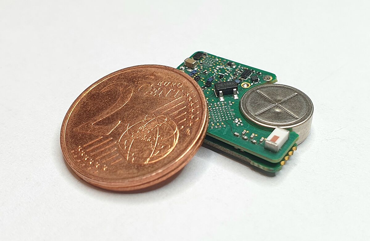 Der Stimulator STELLA 4.0 im Vergleich zu einem Zwei-Cent-Stück © Franz Plocksties (Uni Rostock)