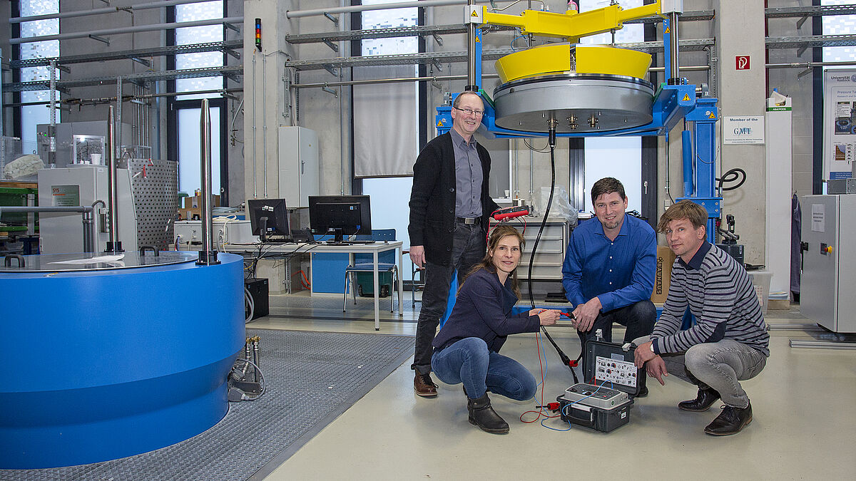 Das Team der Universität Rostock (v.l.) Prof. Dirk Uhrlandt, Yvonne Haba, Petrus Pieterse, Prof. Sascha Kosleck am Drucktank. Hier werden Wassertiefen von bis zu 6.000 Meter simuliert und das entwickelte System auf die enormen Anforderungen der Tiefsee hin getestet. (Foto: Universität Rostock/Julia Tetzke).